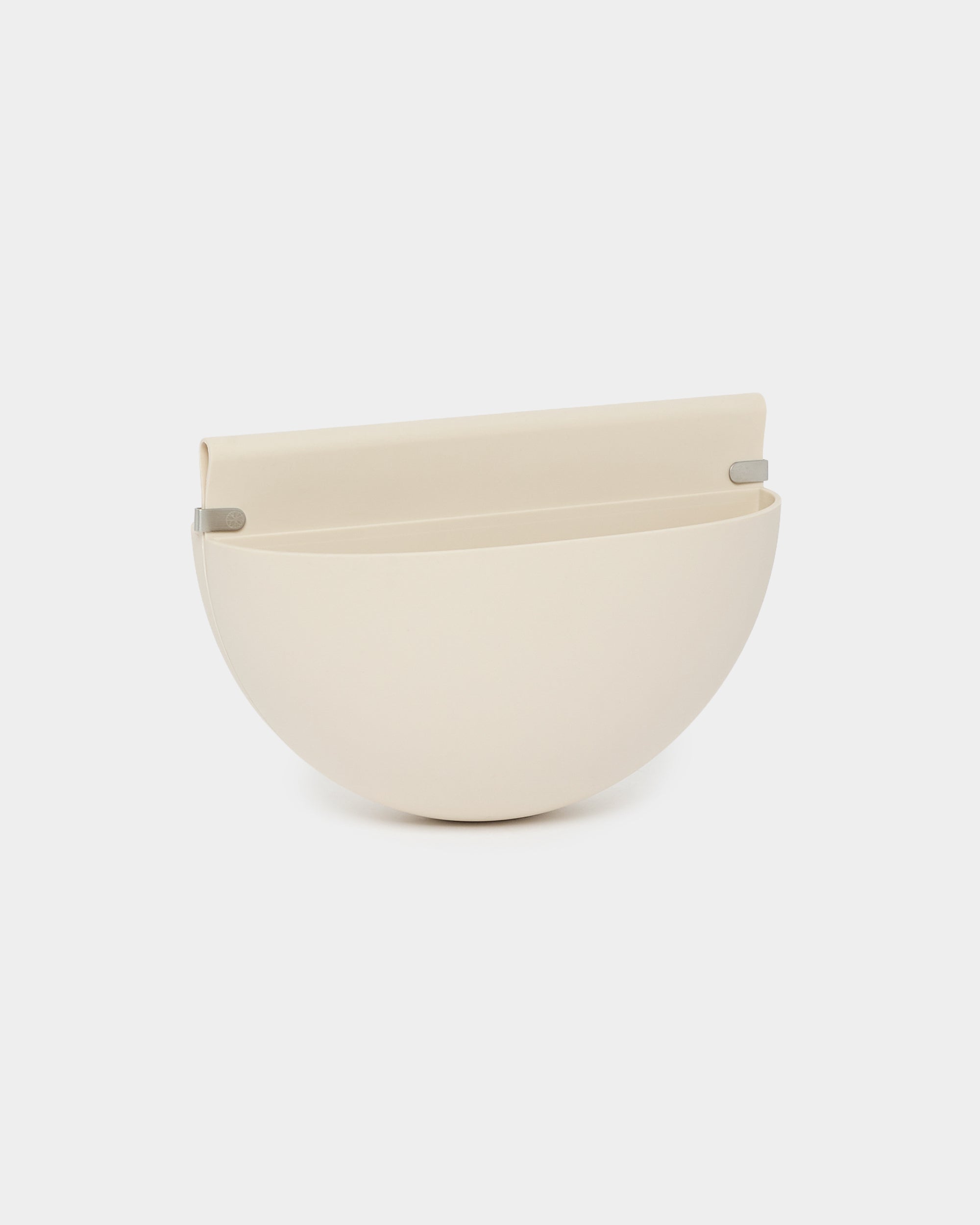 Gro | Soft Pocket / BM2 van WoodUpp, een minimalistische wandplanter beige 4L in lichte uitvoering met een gladde afwerking en herbruikbaar TPV-vak, ontworpen als aanvulling op akoestische panelen.